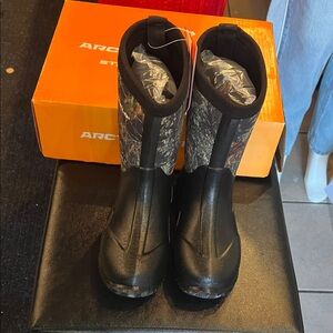 Arctic Shield Black and Camouflage Boots